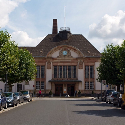 blick-auf-haupteingang-empfangsgebaeude-des-365044 blick-auf-haupteingang-empfangsgebaeude-des-365044
